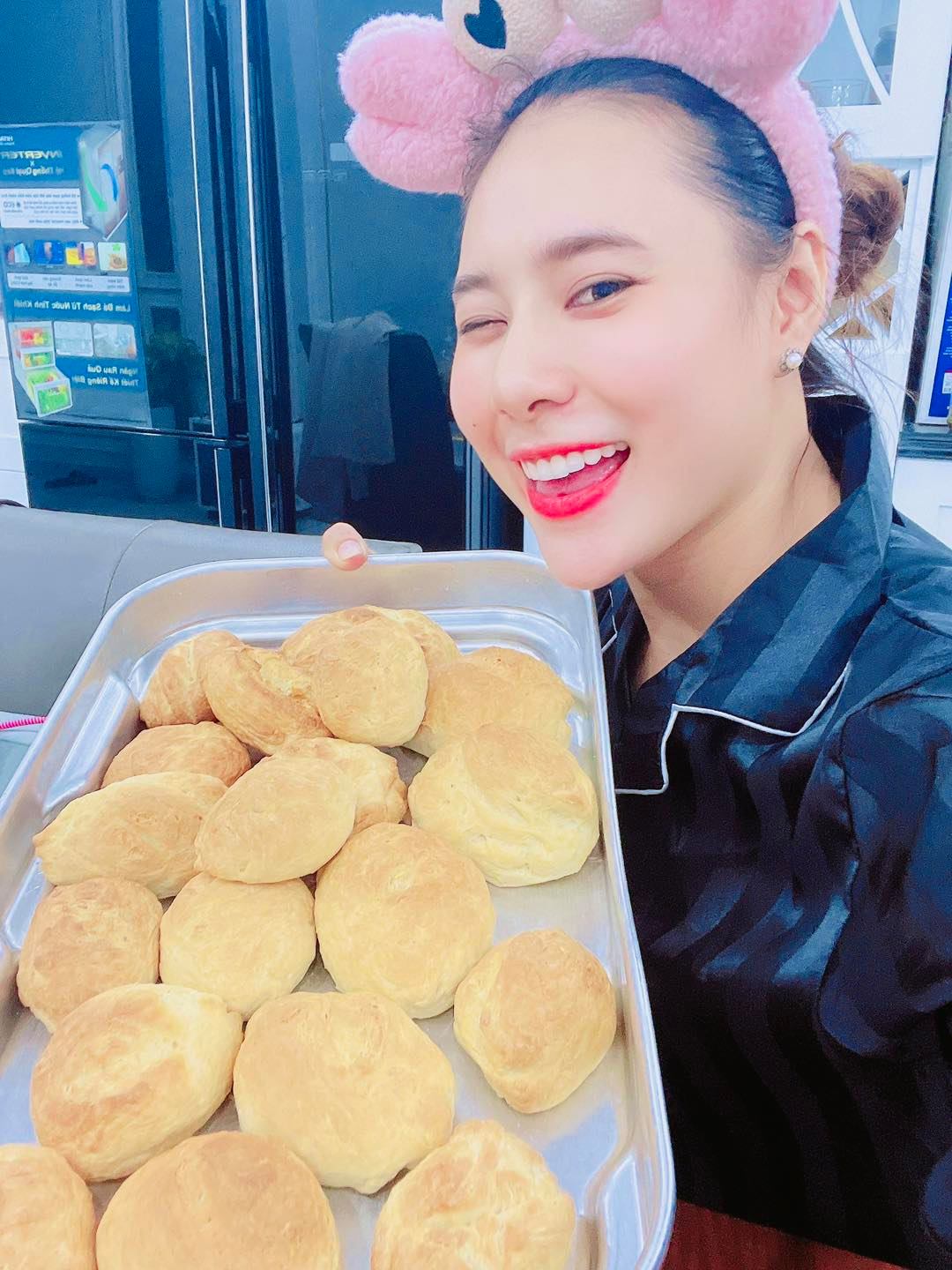 Hồ B&iacute;ch Tr&acirc;m chia sẻ h&igrave;nh ảnh l&agrave;m b&aacute;nh m&igrave; nhưng h&igrave;nh d&aacute;ng kỳ lạ