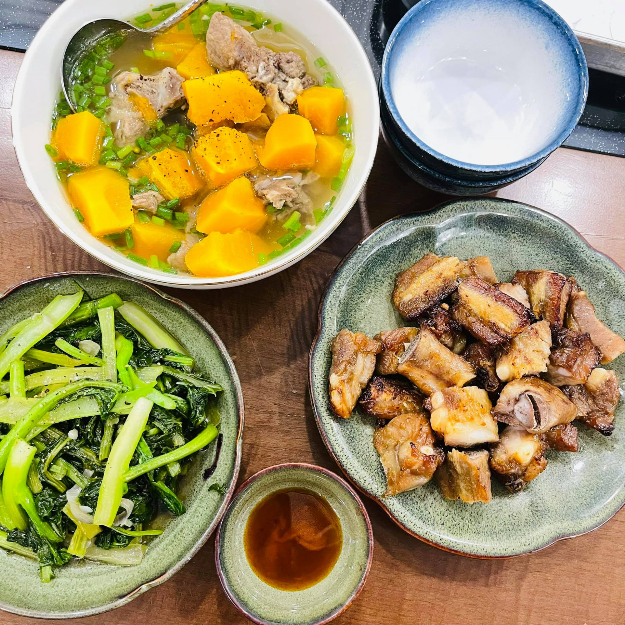 Một bữa cơm do Hồ B&iacute;ch Tr&acirc;m 