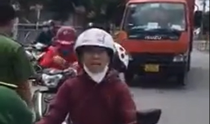 Người phụ nữ vi phạm quy định ph&ograve;ng chống dịch, lăng mạ lực lượng chức năng