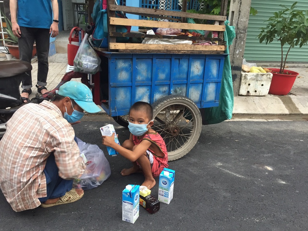 Những phần qu&agrave; y&ecirc;u thương d&agrave;nh cho người ngh&egrave;o, người v&ocirc; gia cư với th&ocirc;ng điệp d&ugrave; l&agrave; ai th&igrave; cũng kh&ocirc;ng để bị bỏ lại ph&iacute;a sau trong cuộc chiến chống dịch COVID-19 - Ảnh: CGHL