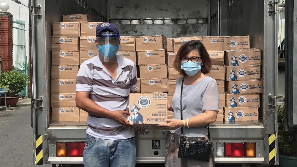 Đại diện Mặt trận Tổ quốc Việt Nam tỉnh B&igrave;nh Dương nhận tấm l&ograve;ng chung tay chia sẻ từ Sữa C&ocirc; G&aacute;i H&agrave; Lan - Ảnh: CGHL