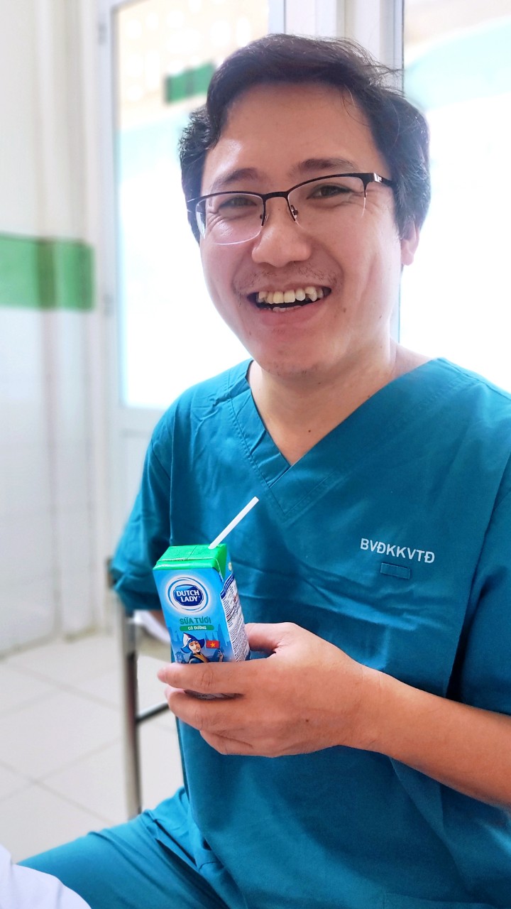 Những gi&acirc;y ph&uacute;t nghỉ ngơi hiếm hoi của b&aacute;c sĩ tại Bệnh viện D&atilde; chiến điều trị bệnh nh&acirc;n COVID-19 Thủ Đức - Ảnh: CGHL
