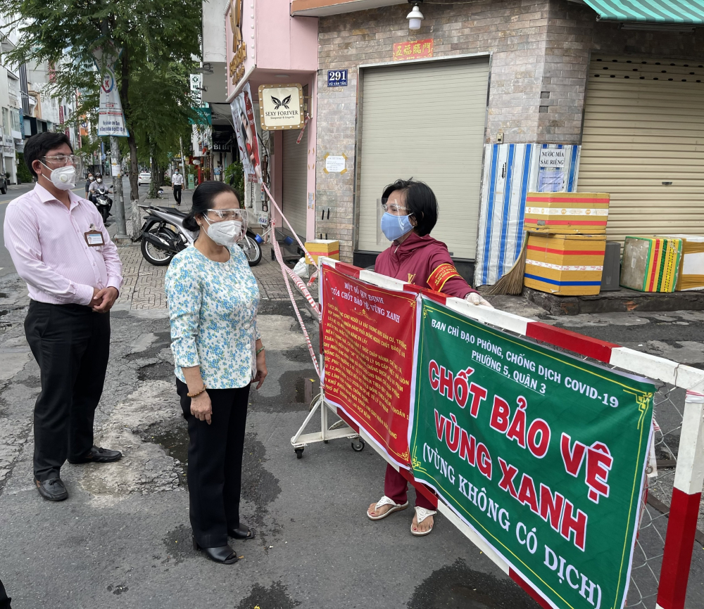Chủ tịch HĐND TPHCM Nguyễn Thị Lệ thăm hỏi Tổ COVID cộng đồng tham gia giữ c&aacute;c v&ugrave;ng xanh tr&ecirc;n địa b&agrave;n quận 3.