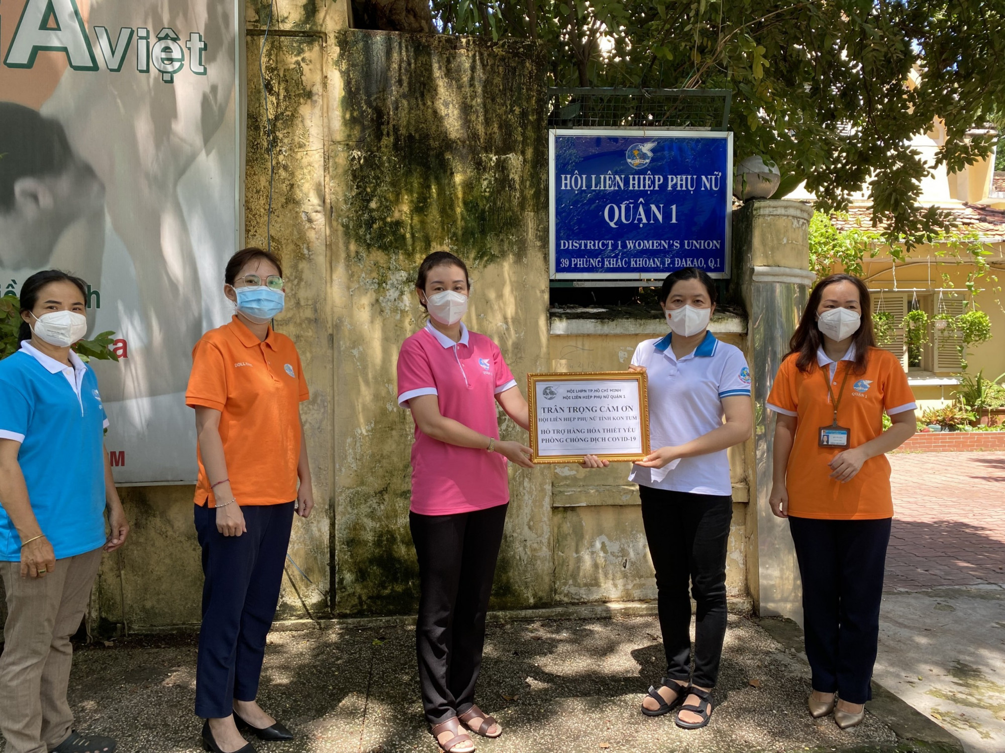 Hội LHPN TPHCM v&agrave; c&aacute;c quận tiếp nhận va cảm ơn sự tiếp sức của c&aacute;c tỉnh c&ugrave;ng th&agrave;nh phố chống dịch