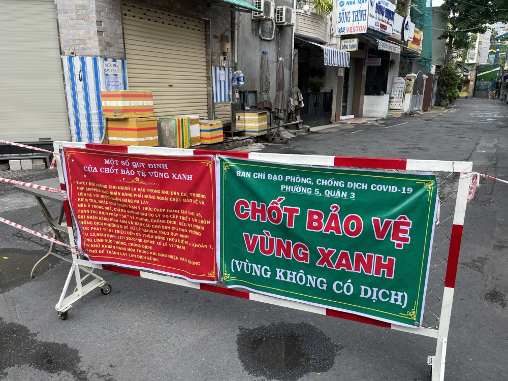 Nhiều khu d&acirc;n cư kh&ocirc;ng c&oacute; dịch tr&ecirc;n địa b&agrave;n TP đ&atilde; triển khai thiết lập v&ugrave;ng xanh với c&aacute;c quy định nghi&ecirc;m ngặt trong kiểm so&aacute;t an to&agrave;n ph&ograve;ng, chống dịch nhằm đảm bảo an to&agrave;n cho cộng đồng d&acirc;n cư.