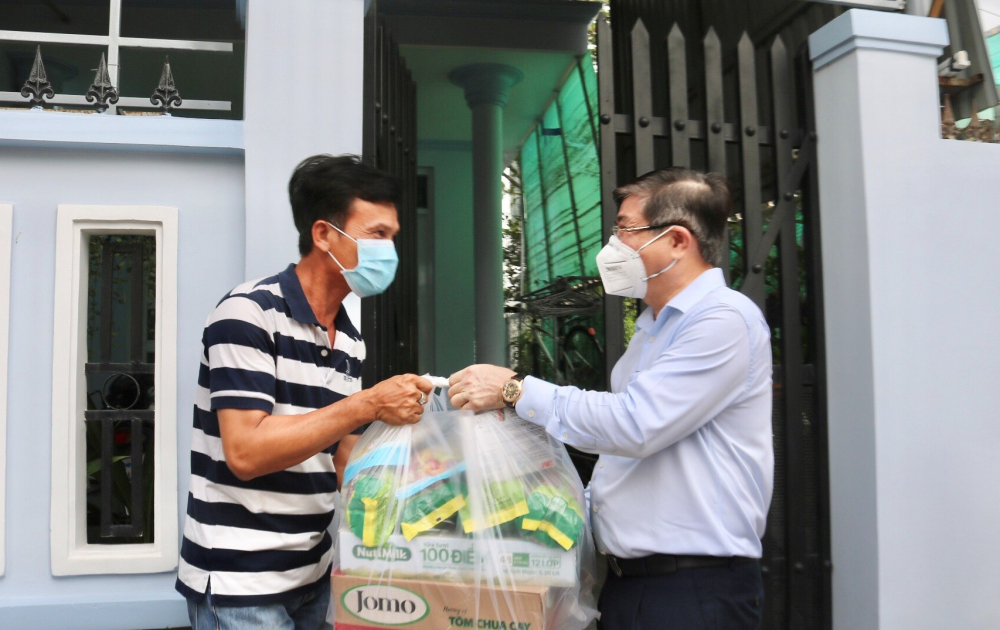 Chủ tịch UBND TPHCM Nguyễn Th&agrave;nh Phong tặng qu&agrave; người d&acirc;n c&oacute; ho&agrave;n cảnh kh&oacute; khăn tại khu phố 6, huyện Nh&agrave; B&egrave;, động vi&ecirc;n nh&acirc;n d&acirc;n c&ugrave;ng TP nỗ lực vượt kh&oacute; chống dịch.