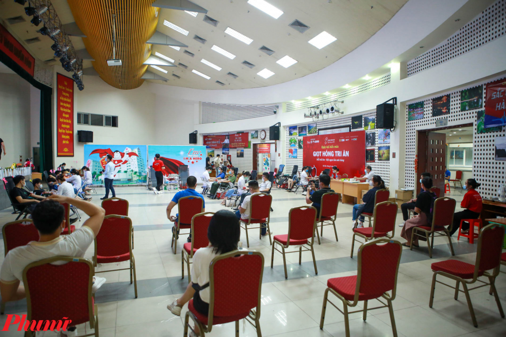 D&ugrave; lượng m&aacute;u dự trữ tại Viện Huyết học - Truyền m&aacute;u Trung ương cũng đang rất hạn chế nhưng ngay sau trao đổi với Gi&aacute;m đốc Trung t&acirc;m Truyền m&aacute;u Chợ Rẫy v&agrave; Thứ trưởng Bộ Y tế Nguyễn Trường Sơn, Viện đ&atilde; ngay lập tức l&ecirc;n kế hoạch, phương &aacute;n để vận chuyển 1.000 đơn vị m&aacute;u tới Bệnh viện Chợ Rẫy. Được biết trước đ&oacute; , 1.000 đơn vị khối hồng cầu do Viện huyết học v&agrave; Truyền m&aacute;u Trung ương đ&atilde; được chuyển qua đường h&agrave;ng kh&ocirc;ng từ H&agrave; Nội tới TPHCM để chi viện cho kho m&aacute;u của Bệnh viện Chợ Rẫy.