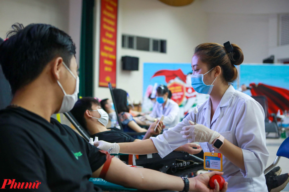 TS. Bạch Quốc Kh&aacute;nh cũng rất mong muốn c&aacute;c địa phương khu vực ph&iacute;a Bắc hiện nhiều ng&agrave;y kh&ocirc;ng xuất hiện ca nhiễm mới, h&atilde;y tổ chức hiến m&aacute;u để gi&uacute;p c&oacute; m&aacute;u, kh&ocirc;ng chỉ phục vụ nhu cầu điều trị c&aacute;c tỉnh ph&iacute;a Bắc, m&agrave; c&ograve;n gi&uacute;p cho TP. Hồ Ch&iacute; Minh v&agrave; c&aacute;c tỉnh Đ&ocirc;ng Nam Bộ, T&acirc;y Nam Bộ.