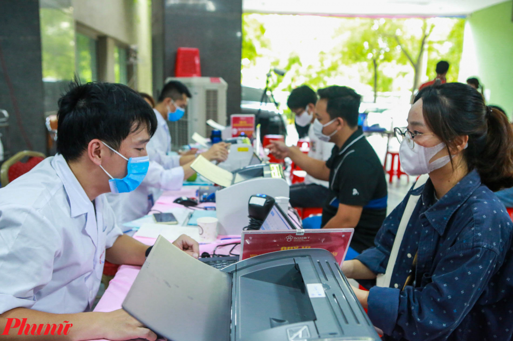 Người d&acirc;n thực hiện khai b&aacute;o y tế v&agrave; l&agrave;m c&aacute;c thủ tục trước khi hiến m&aacute;u.