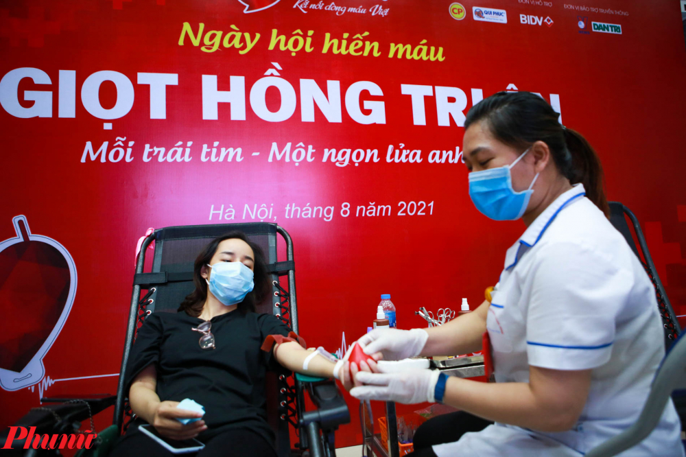 L&ecirc; Thị Mai Hương &ndash; Nh&acirc;n vi&ecirc;n Nha Khoa Ruby cho hay, &ldquo;Th&ocirc;ng qua mạng x&atilde; hội t&ocirc;i được biết rất nhiều người bệnh đang thiếu m&aacute;u để duy tr&igrave; sự sống, t&ocirc;i cảm thấy việc hiến m&aacute;u l&agrave; rất cần thiết n&ecirc;n t&ocirc;i đ&atilde; đăng k&iacute;, mặc d&ugrave; l&uacute;c đi c&oacute; ch&uacute;t lo ngại về dịch bệnh tuy nhi&ecirc;n khi đến đ&acirc;y thấy mọi c&ocirc;ng t&aacute;c kiểm tra y tế rất l&agrave; tốt n&ecirc;n t&ocirc;i cảm thấy rất y&ecirc;m t&acirc;m.&rdquo;