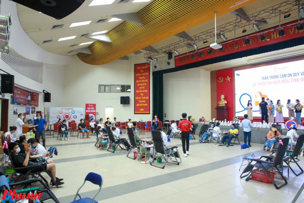 TS. Bạch Quốc Kh&aacute;nh, Viện trưởng Viện Huyết học - Truyền m&aacute;u TW cho biết : Dịch bệnh phức tạp khiến h&agrave;ng loạt lịch hiến m&aacute;u bị ho&atilde;n, hủy. Tất cả c&aacute;c lịch hiến m&aacute;u lưu động tại H&agrave; Nội hầu như kh&ocirc;ng thể tổ chức. Ch&uacute;ng t&ocirc;i chỉ c&oacute; thể duy tr&igrave; tổ chức hiến m&aacute;u tại Viện v&agrave; 3 điểm hiến m&aacute;u cố định. Đồng thời, nhờ sự ủng hộ của c&aacute;c tỉnh đ&atilde; kiểm so&aacute;t tốt dịch bệnh như Nam Định, Sơn La, Hưng Y&ecirc;n... Một tuần trước đ&acirc;y, lượng m&aacute;u tiếp nhận rất thấp. Nhưng 1 tuần nay, sau khi Viện k&ecirc;u gọi, th&igrave; đ&atilde; c&oacute; h&agrave;ng trăm người đến hiến m&aacute;u.