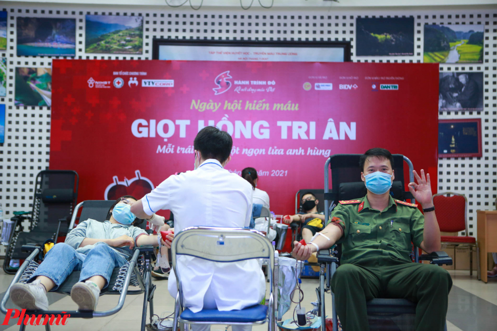 Anh Nguyễn Hải Bắc &ndash; Thanh tra Bộ C&ocirc;ng An tham gia hiến m&aacute;u cho hay, &ldquo;do ở H&agrave; Nội thời điểm n&agrave;y đang c&oacute; dịch COVID-19 n&ecirc;n mọi người cũng hạn chế ra đường. Nhưng khi t&ocirc;i nghĩ đến những người đang cấp cứu, gi&agrave;nh giật sự sống đang rất cần m&aacute;u hơn bao giờ hết, n&ecirc;n t&ocirc;i đ&atilde; đến đ&acirc;y để hiến m&aacute;u hi vọng gi&uacute;p 1 phần n&agrave;o cho những người đang cần.&rdquo;