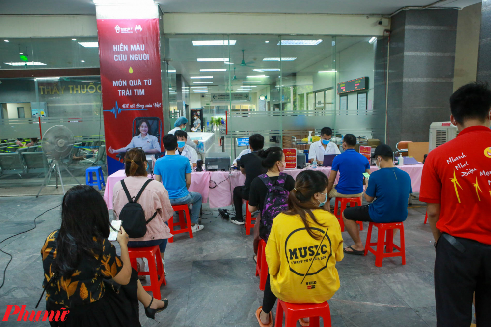   Việc hiến m&aacute;u giữa m&ugrave;a dịch tại Viện được thực hiện rất an to&agrave;n qua c&aacute;c kh&acirc;u, đảm bảo m&ocirc;i trường hiến m&aacute;u 'sạch virus'.
