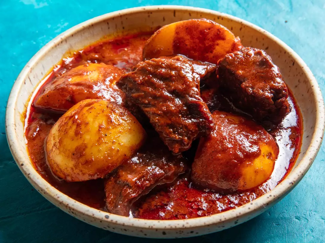 Chuyển c&agrave; ri sang một b&aacute;t phục vụ lớn hoặc chia giữa c&aacute;c b&aacute;t ri&ecirc;ng lẻ. D&ugrave;ng với cơm hương l&agrave;i nấu ch&iacute;n.