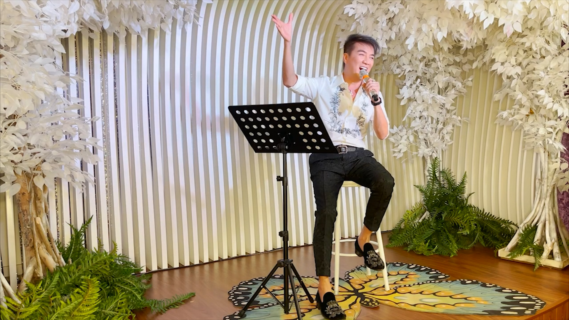 Anh mong mọi người sẽ c&ugrave;ng nhau lan toả năng lượng t&iacute;ch cực trong thời gian n&agrave;y