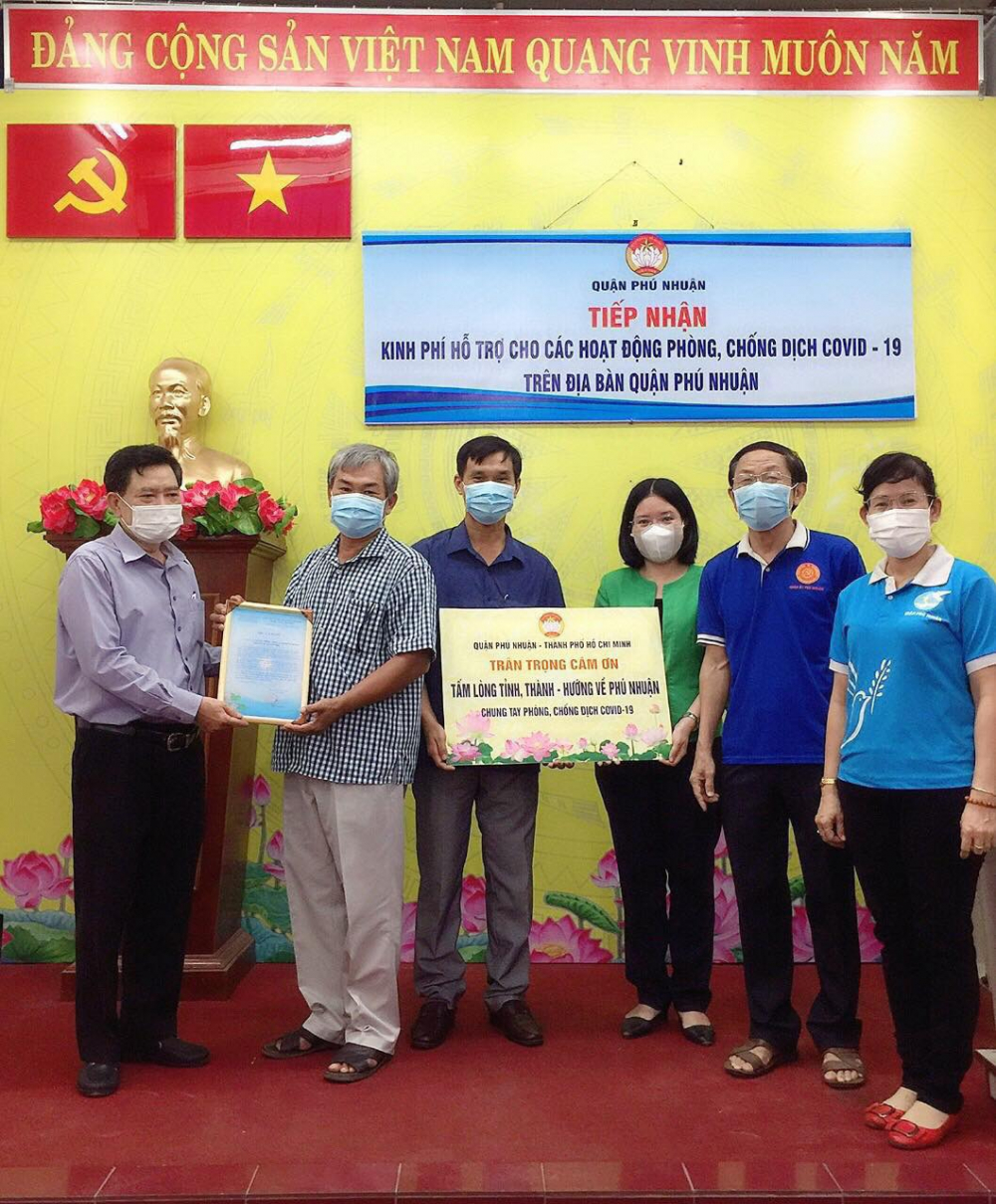 Trao thư c&aacute;m ơn Hội LHPN tỉnh Kom Tum tặng rau củ quả