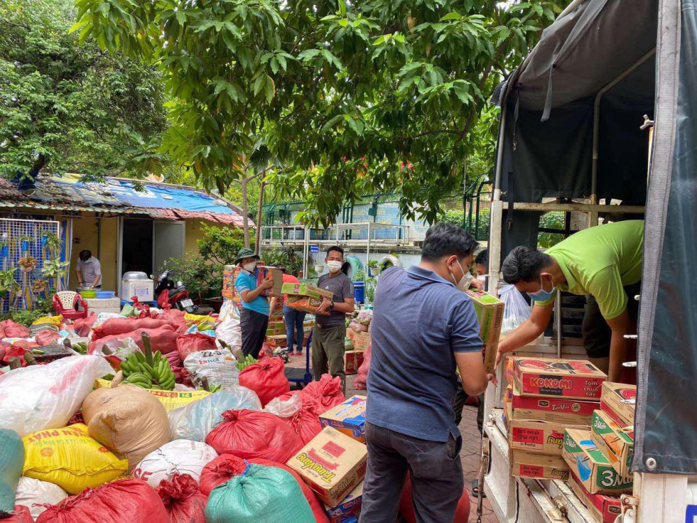 Vận chuyển, bốc xếp h&agrave;ng chở về 13 phường.