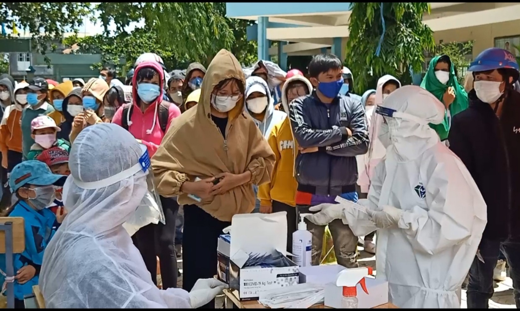 C&ocirc;ng nh&acirc;n qu&ecirc; Ninh Thuận l&agrave;m việc tại địa b&agrave;n x&atilde; Thạnh Ph&uacute; (Đồng Nai) x&eacute;t nghiệm COVID-19 trước khi về quề ng&agrave;y 31/7