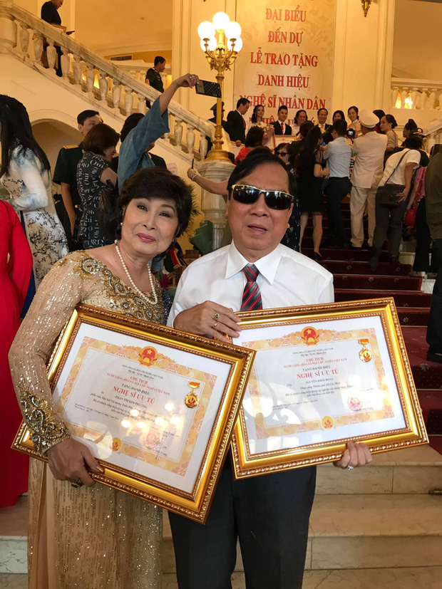 Nhạc sĩ Khải Ho&agrave;n v&agrave; nghệ sĩ Kim Phương trong đợt phong tặng danh hiệu NSƯT năm 2019