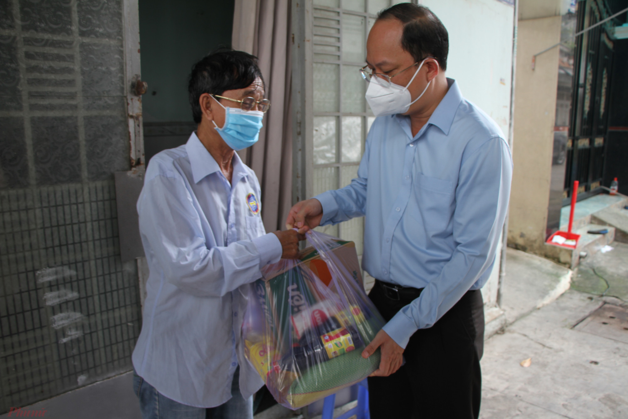 Ph&oacute; b&iacute; thư Th&agrave;nh ủy TPHCM Nguyễn Hồ Hải , trao qu&agrave; cho một lao động ở trọ gặp kh&oacute; khăn  tại KP1, phường 15