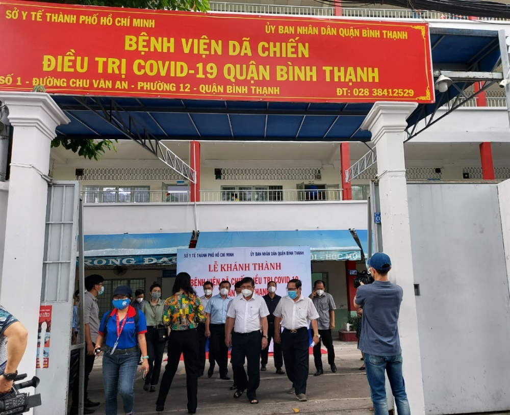 Chủ tịch UBND TPHCM Nguyễn Th&agrave;nh Phong đến thăm Bệnh viện d&atilde; chiến điều trị COVID-19 quận B&igrave;nh Thạnh đang ở c&ocirc;ng đoạn chuẩn bị cuối để đi v&agrave;o hoạt động.
