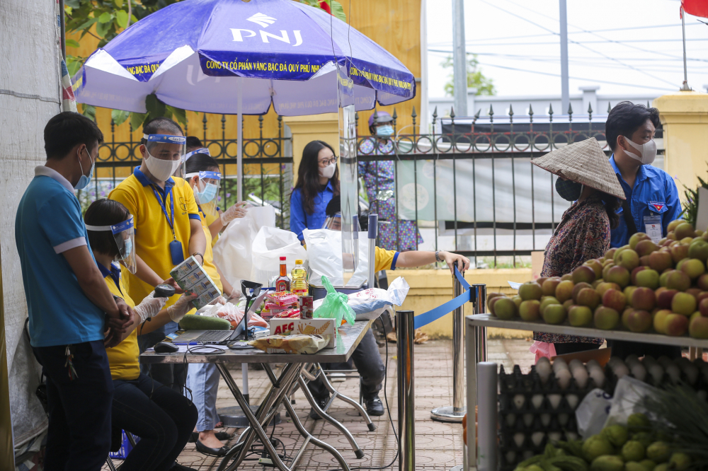 Mỗi si&ecirc;u thị c&oacute; hơn 60 mặt h&agrave;ng được xếp ngay ngắn tr&ecirc;n kệ từ thực phẩm kh&ocirc;, đến c&aacute;c thực phẩm tươi, gia vị, rau củ quả&hellip; trong đ&oacute; c&oacute; nhiều sản phẩm OCOP (mỗi x&atilde; một sản phẩm) của H&agrave; Nội. Th&ocirc;ng qua ch&iacute;nh quyền địa phương, mỗi hộ gia đ&igrave;nh được ph&aacute;t &ldquo;Phiếu qu&agrave; tặng&rdquo; trị gi&aacute; 400.000 đồng. Đại diện từng hộ sẽ đến si&ecirc;u thị mua h&agrave;ng theo nhu cầu v&agrave;o những ng&agrave;y giờ được quy định, đảm bảo y&ecirc;u cầu 5K.