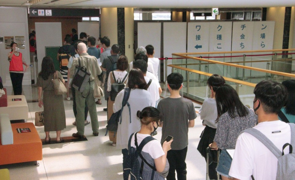 C&ocirc;ng d&acirc;n Nhật xếp h&agrave;ng ti&ecirc;m vắc xin tại một địa điểm ti&ecirc;m chủng được thiết lập ở s&acirc;n bay Narita gần Tokyo ng&agrave;y 1/8 - Ảnh: Kyodo