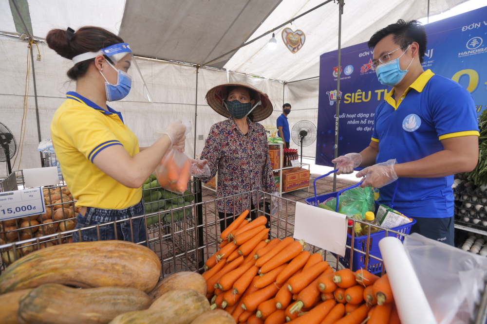 &ldquo;T&ocirc;i rất cảm động về c&aacute;ch l&agrave;m của phường v&agrave; đơn vị tổ chức, c&aacute;c nh&agrave; hảo t&acirc;m đ&atilde; đ&oacute;ng g&oacute;p cho cộng đồng.. H&agrave;ng ở đ&acirc;y rất tươi v&agrave; sạch, hy vọng trong thời gian tới c&oacute; nhiều si&ecirc;u thị như thế n&agrave;y, để những người như t&ocirc;i c&oacute; thể vượt qua dịch b&ecirc;nh&rdquo;, c&ocirc; Th&uacute;y n&oacute;i.