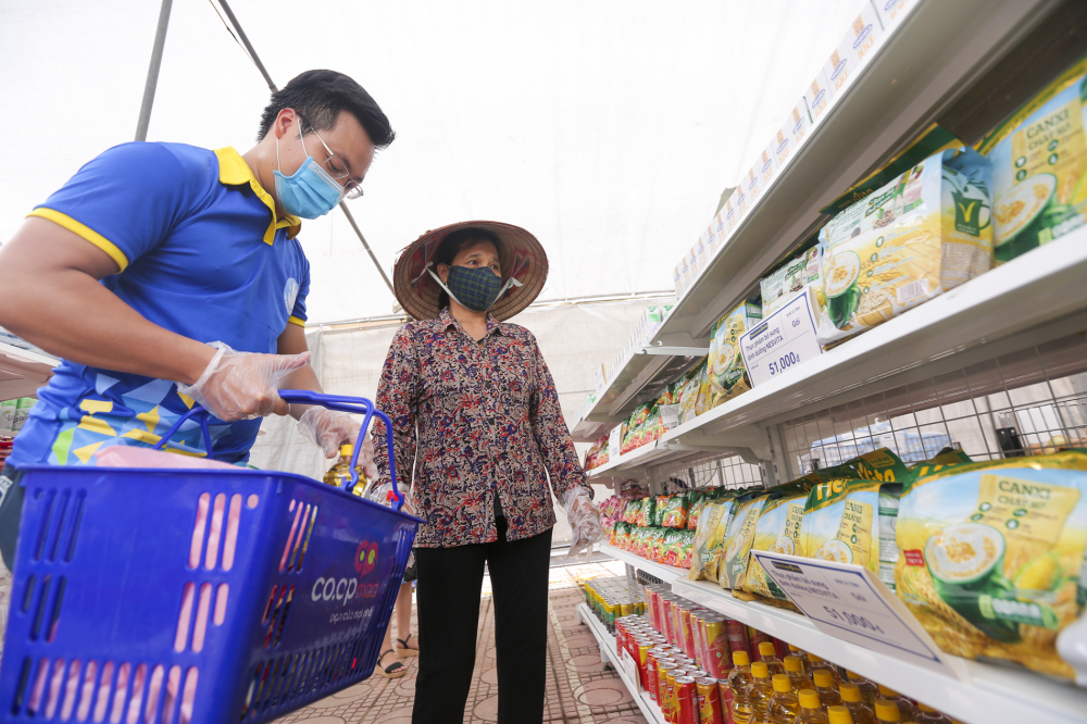 C&ocirc; Nguyễn Thị Th&uacute;y sống tại Nam Từ Li&ecirc;m l&agrave; một nh&acirc;n vi&ecirc;n rửa b&aacute;t tại nh&agrave; h&agrave;ng cho biết, từ khi H&agrave; Nội c&oacute; chỉ thị gi&atilde;n c&aacute;ch,  y&ecirc;u cầu c&aacute;c cửa h&agrave;ng, dịch vụ kh&ocirc;ng thiết yếu phải đ&oacute;ng cửa, c&ocirc; đ&atilde; phải nghỉ việc. Số tiền c&ograve;n lại &iacute;t ỏi, đi lại mua sắm kh&oacute; khăn n&ecirc;n c&ocirc; chật vật với cuộc sống trong m&ugrave;a dịch.