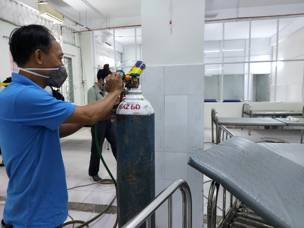 C&ocirc;ng t&aacute;c chuẩn bị b&ecirc;n trong Bệnh viện d&atilde; chiến điều trị COVID-19 của quận B&igrave;nh Thạnh diễn ra r&aacute;o riết 4 ng&agrave;y qua.