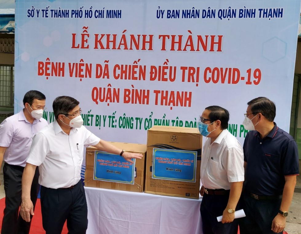 UBND TPHCM tặng đồ bảo hộ v&agrave; khẩu trang y tế cho Bệnh viện d&atilde; chiến điều trị COVID-19 quận B&igrave;nh Thạnh.