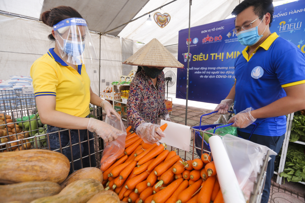 T&iacute;nh tới thời điểm hiện tại, tr&ecirc;n cả nước đ&atilde; c&oacute; hơn 50.000 &ldquo;Phiếu qu&agrave; tặng&rsquo;&rsquo; được ph&aacute;t ra, gi&uacute;p đỡ hơn 50.000 hộ d&acirc;n c&oacute; ho&agrave;n cảnh kh&oacute; khăn.
