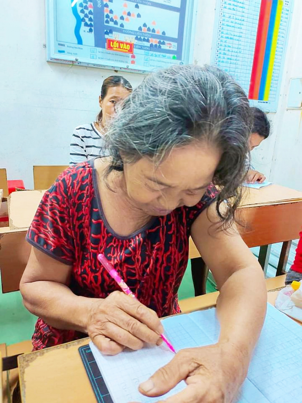 Gần 60 tuổi, b&agrave; Hồ Thị Dần đang nắn n&oacute;t từng n&eacute;t chữ để tự k&yacute; t&ecirc;n m&igrave;nh