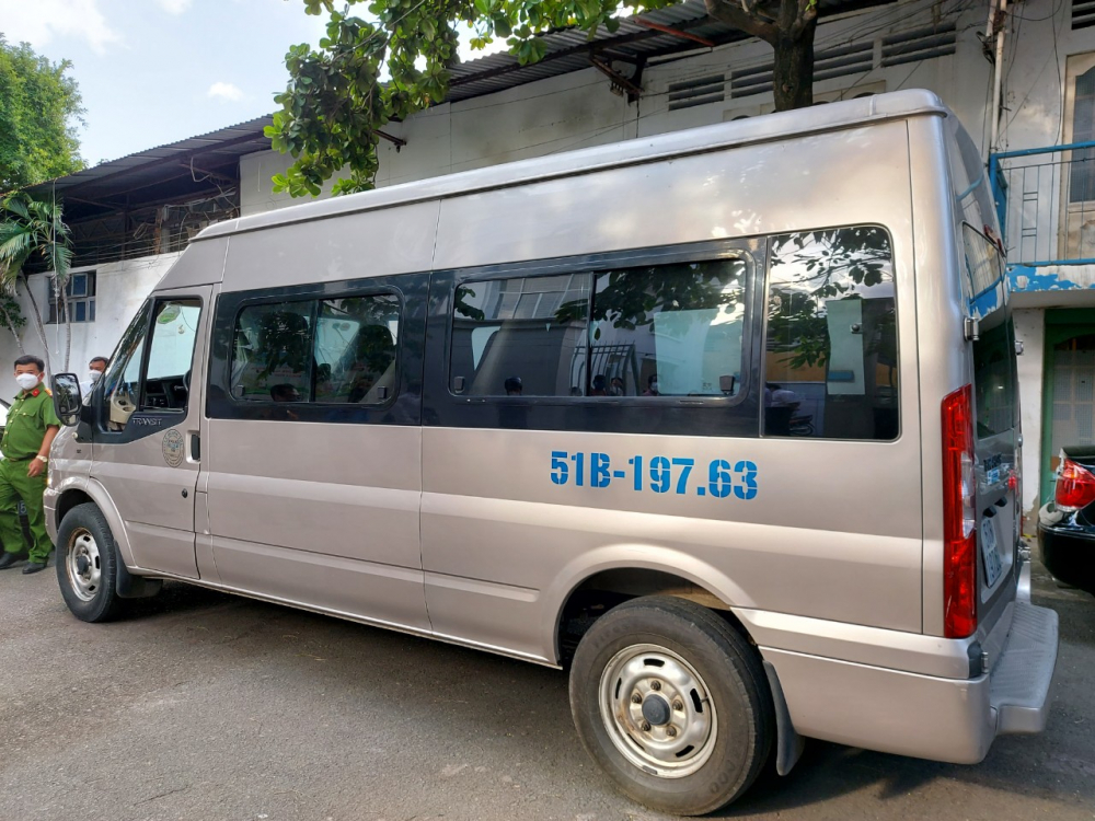 Quận B&igrave;nh Thạnh chủ động trang bị c&aacute;c xe 16 chỗ cho c&aacute;c phường chuyển đổi l&agrave;m xe vận chuyển c&aacute;c ca nhiễm COVID-19.