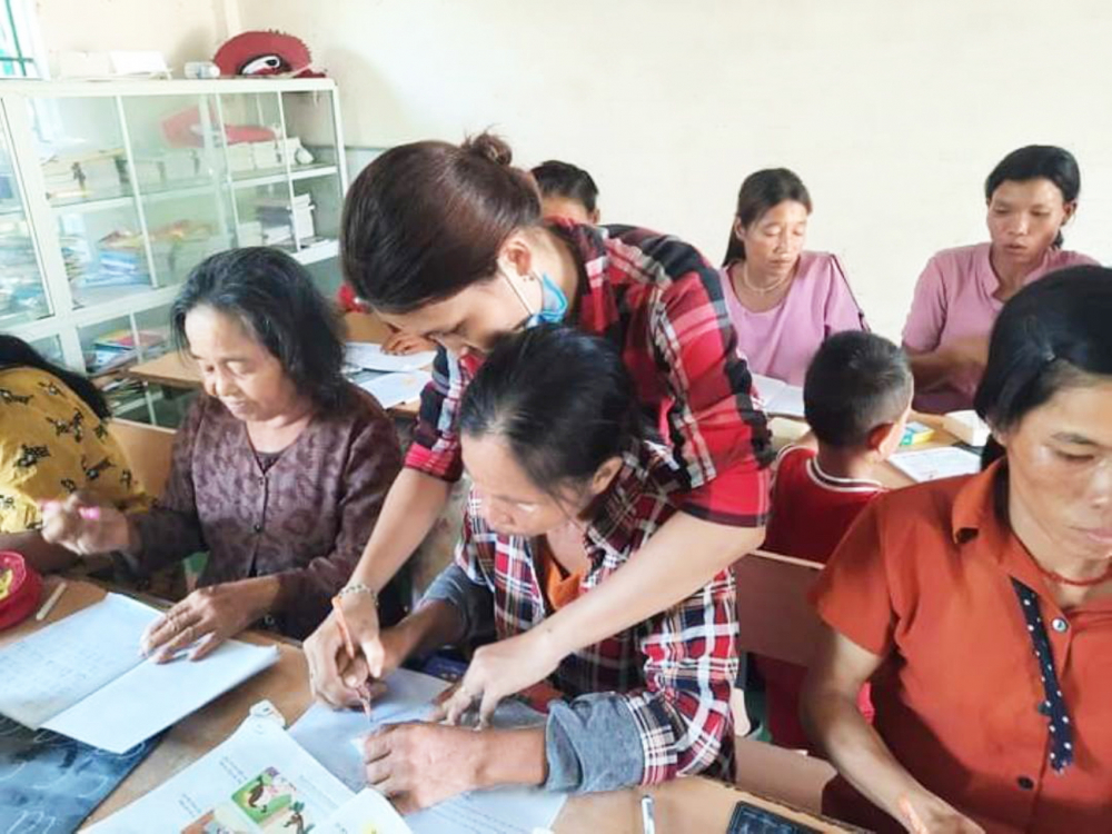 C&ocirc; gi&aacute;o Hồ Thị Đ&igrave;nh hướng dẫn học vi&ecirc;n viết chữ