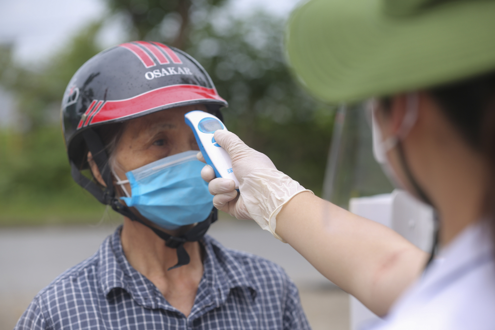 Mỗi lần v&agrave;o si&ecirc;u thị mua sắm kh&ocirc;ng qu&aacute; 3 người, tất cả người d&acirc;n đến đ&acirc;y đều được ph&aacute;t bao tay cũng như xịt s&aacute;t khuẩn, nghi&ecirc;m t&uacute;c đeo khẩu trang v&agrave; xếp h&agrave;ng gi&atilde;n c&aacute;ch đ&uacute;ng theo quy định của Bộ Y tế về an to&agrave;n ph&ograve;ng chống dịch. 
