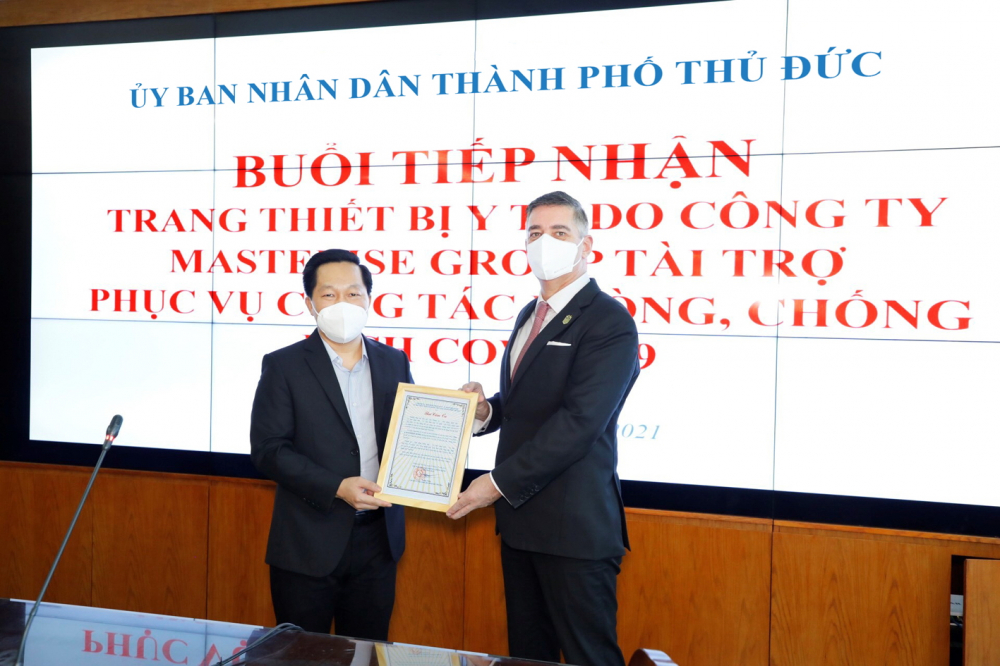 Đại diện Masterise Group tiếp nhận thư cảm ơn từ UBND TP.Thủ Đức
