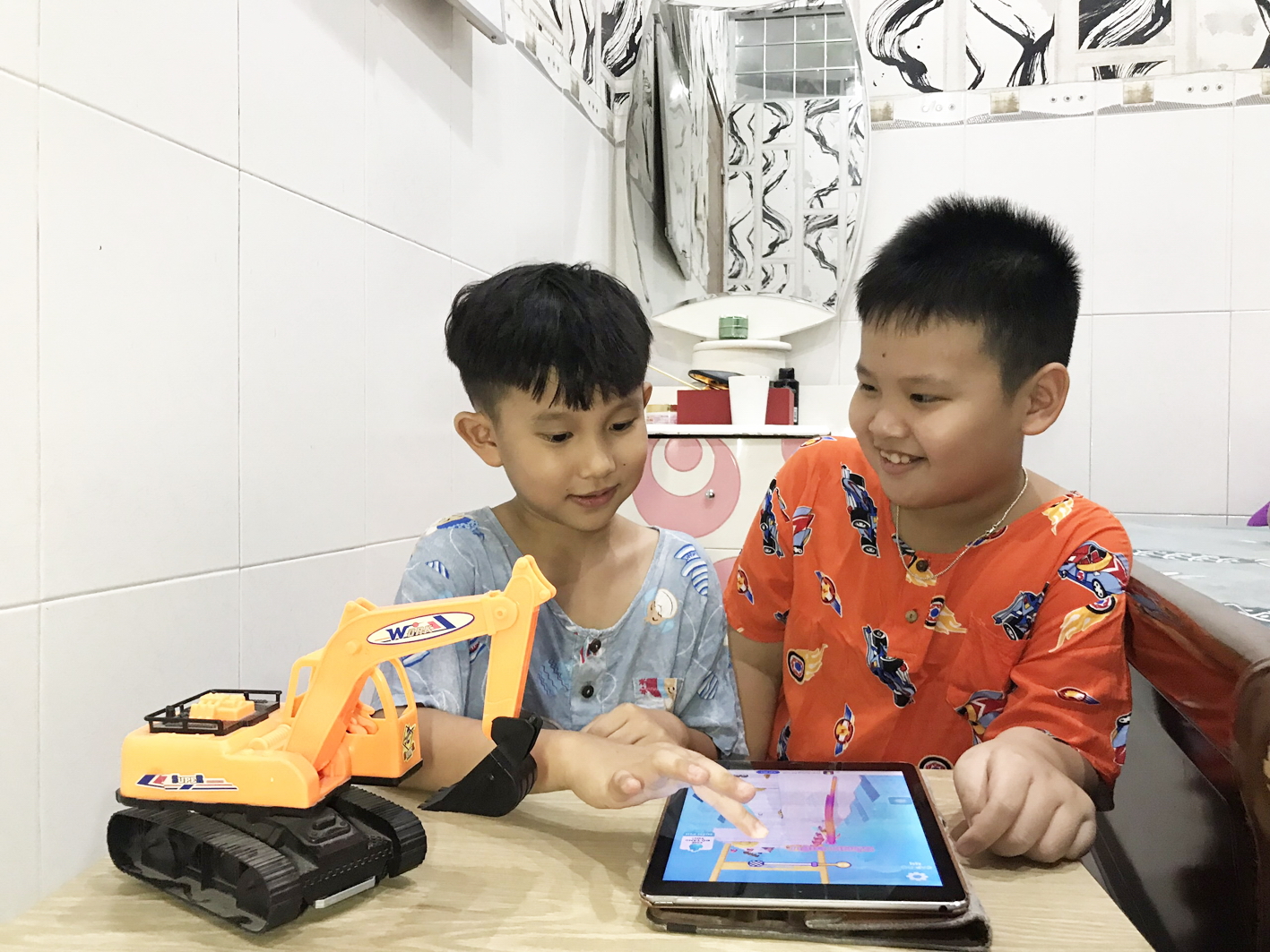 Ở nhiều tỉnh th&agrave;nh, học sinh gần như chỉ quanh quẩn trong nh&agrave; với đồ chơi, điện thoại&hellip;