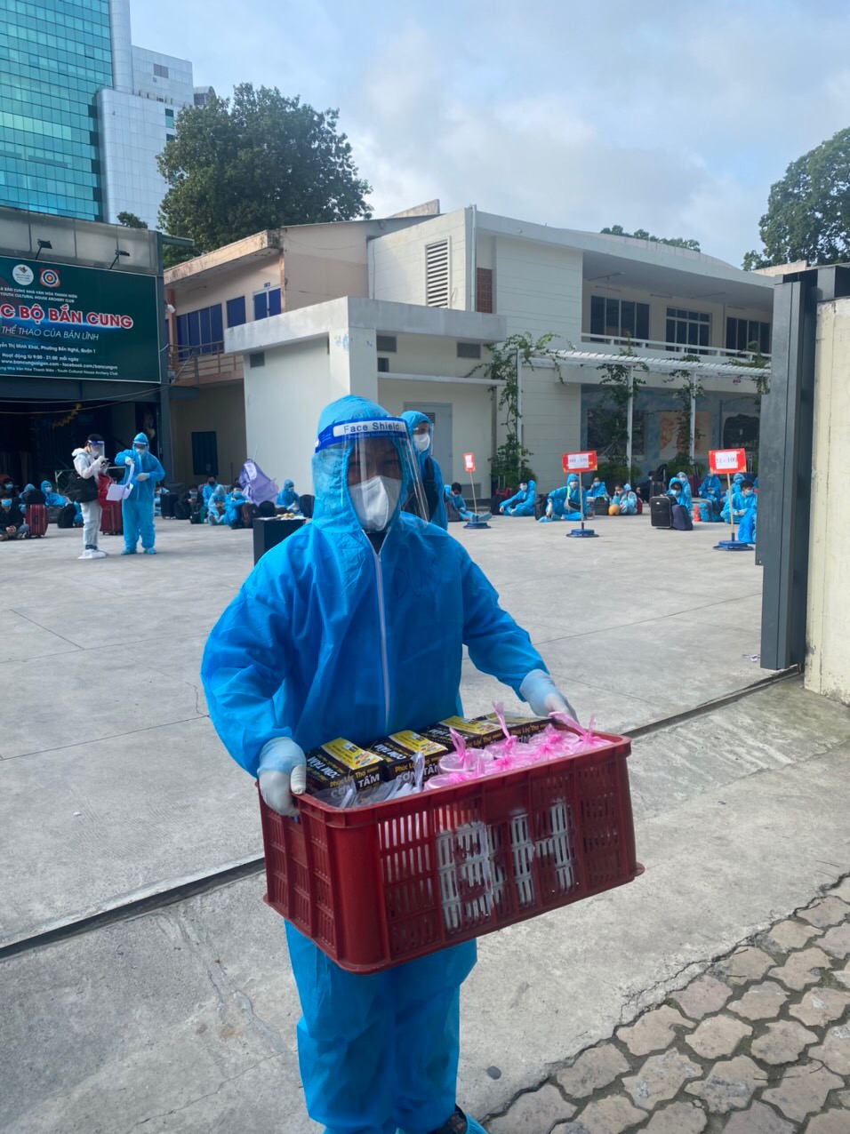 Tr&ecirc;n suốt h&agrave;nh tr&igrave;nh về qu&ecirc;, c&aacute;c em sẽ được phục vụ cơm, nước uống miễn ph&iacute;