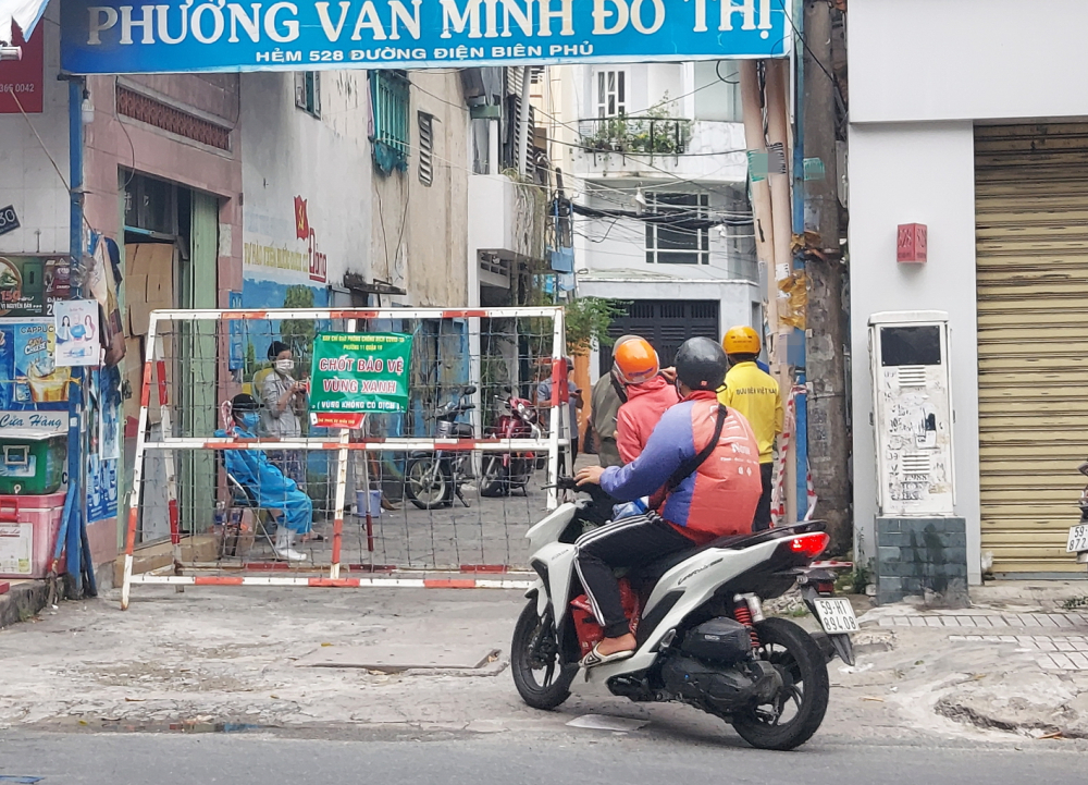 Một chốt bảo vệ &ldquo;v&ugrave;ng xanh&rdquo; ở P.4, Q.3 - ẢNH: HO&Agrave;NG L&Acirc;M