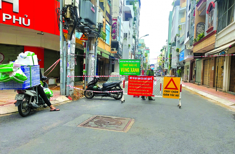 Nhờ chốt bảo vệ &ldquo;v&ugrave;ng xanh&rdquo;, nhiều khu phố ở TP.HCM ngăn chặn được t&igrave;nh trạng l&acirc;y nhiễm dịch COVID-19 ẢNH: HO&Agrave;NG L&Acirc;M