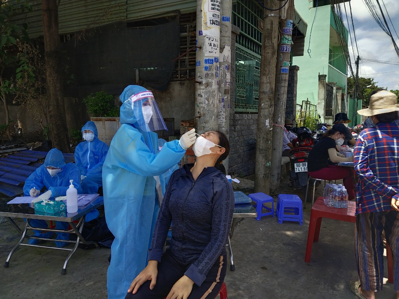 Lấy mẫu x&eacute;t nghiệm cho người d&acirc;n tại P. Hố Nai