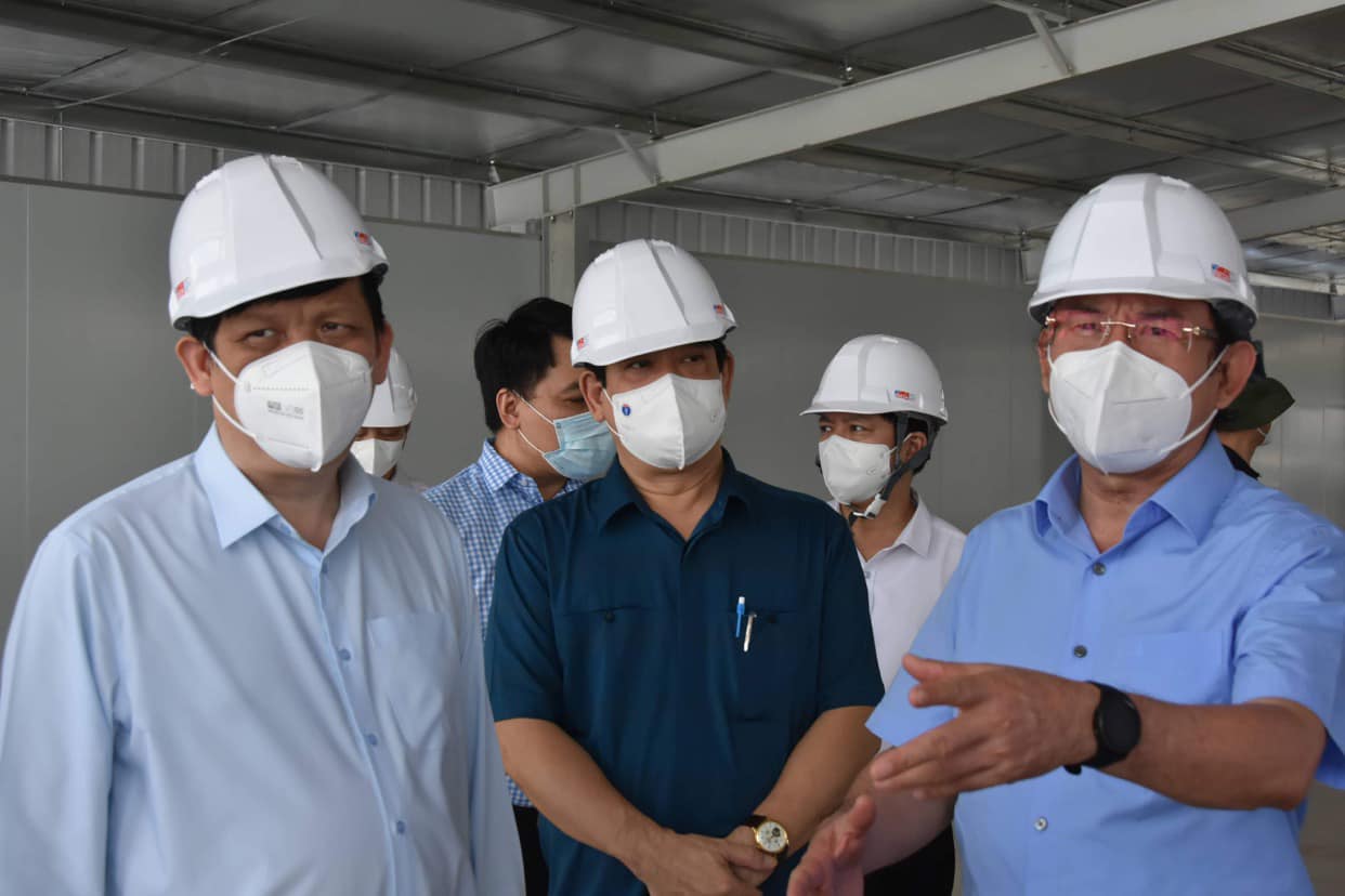 B&iacute; thư Nguyễn Văn N&ecirc;n v&agrave; Bộ trưởng Y tế Nguyễn Thanh Long kiểm tra tiến độ h&igrave;nh th&agrave;nh c&aacute;c trung t&acirc;m hồi sức COVID-19 tại TPHCM. Ảnh: H&agrave; Văn Đạo. 