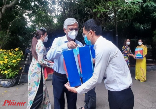&Ocirc;ng V&otilde; Văn Hoan - Ph&oacute; Chủ tịch UBND TPHCM&nbsp; tặng c&aacute;c phần qu&agrave; l&agrave; dược liệu y học cổ truyền cho đại diện c&aacute;c quận huyện để trao tặng lại cho người d&acirc;n F0 đang điều trị tại nh&agrave; 