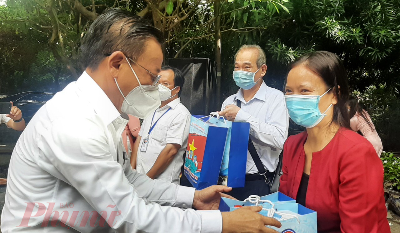 &Ocirc;ng Nguyễn Hữu Hiệp - Trưởng Ban D&acirc;n vận Th&agrave;nh ủy TPHCM tặng c&aacute;c phần qu&agrave; l&agrave; dược liệu y học cổ truyền d&agrave;nh 