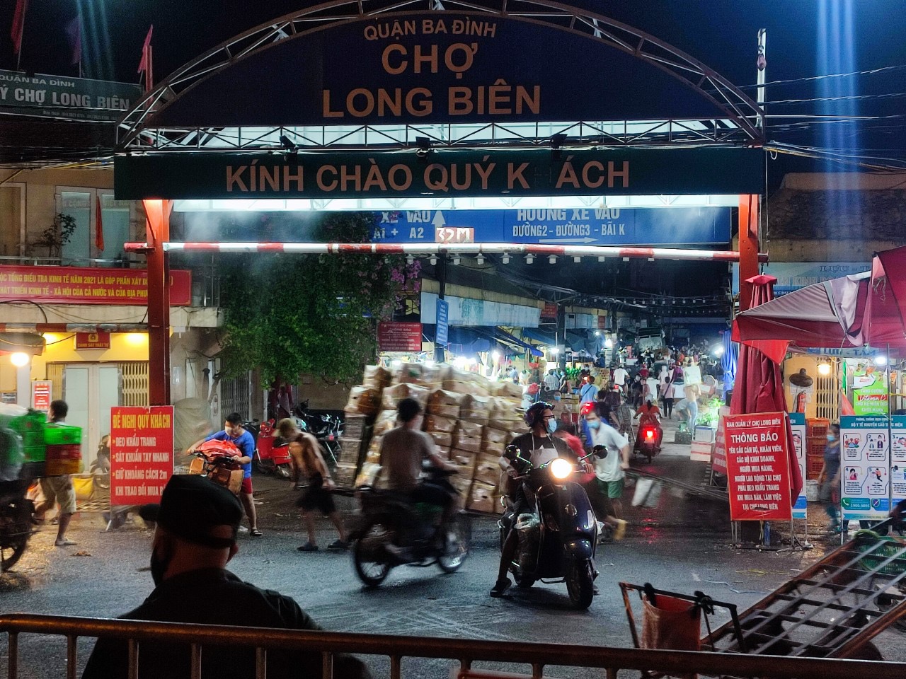 Chợ Long Bi&ecirc;n vẫn hoạt động b&igrave;nh thường v&agrave;o đ&ecirc;m 1/8.