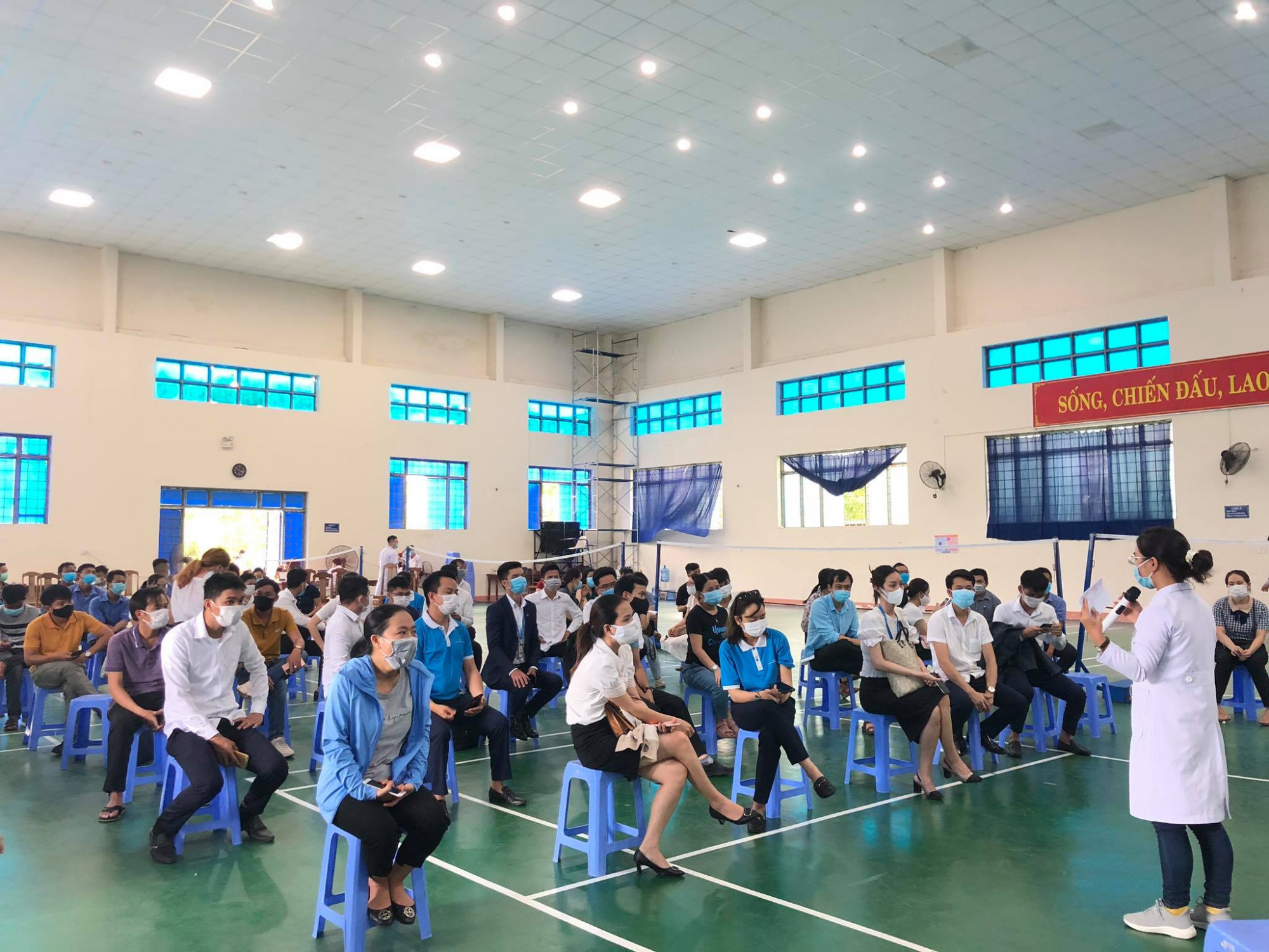 Việc tổ chức ti&ecirc;m vắc xin COVID-19 cho nhiều người kh&ocirc;ng thuộc dạng ưu ti&ecirc;n khiến dư luận kh&ocirc;ng đồng t&igrave;nh. &Ocirc;ng L&ecirc; Tr&iacute; Thanh - CHủ tịch UBND tỉnh Quảng Nam đ&atilde; y&ecirc;u cầu l&atilde;nh đạo Sở Y tế nghi&ecirc;m t&uacute;c kiểm điểm