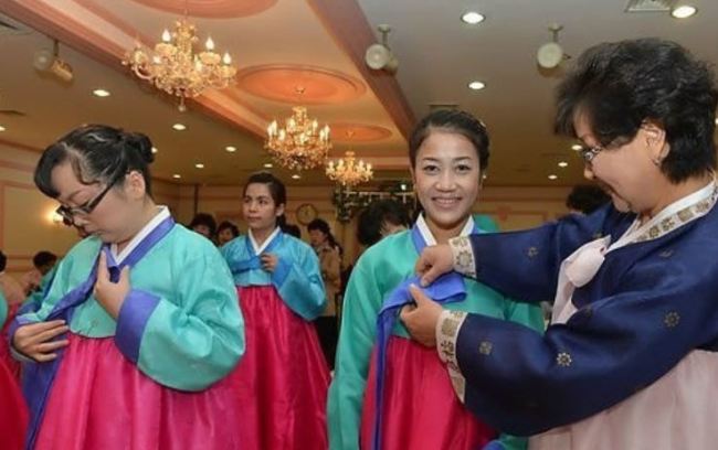 C&aacute;c c&ocirc; d&acirc;u ngoại quốc đang thực h&agrave;nh mặc trang phục Hanbok truyền thống của H&agrave;n Quốc - Ảnh: Yonhap