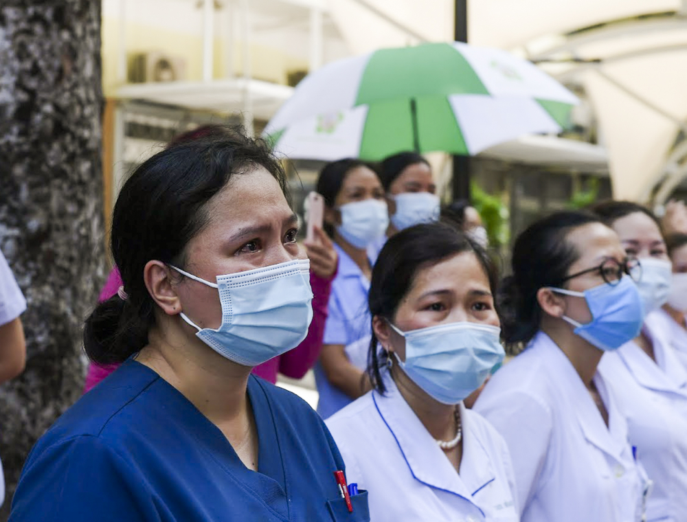 Cảm x&uacute;c nghẹn ng&agrave;o của c&aacute;c y, b&aacute;c sĩ  trước gi&acirc;y ph&uacute;t chia tay khi chia tay người th&acirc;n, đồng nghiệp để đi thực hiện nghĩa vụ cao cả.