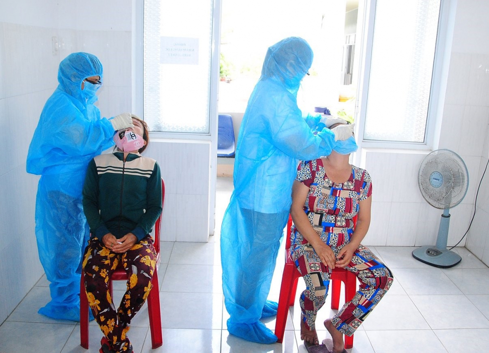 Ngay khi ph&aacute;t hiện ca dương t&iacute;nh với SARS-CoV-2 tại chợ G&ograve; Bồi, ng&agrave;nh Y tế  phối hợp với ch&iacute;nh quyền địa phương truy vết, khoanh v&ugrave;ng v&agrave; test nhanh cho c&aacute;c tiểu thương, người d&acirc;n khu vực l&acirc;n cận
